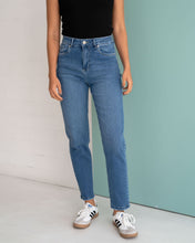 Cargar imagen en el visor de la galería, JEAN MOM FIT STRETCH TIRO ALTO 4207
