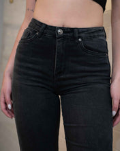 Cargar imagen en el visor de la galería, JEAN MOM FLARE STRETCH TIRO ALTO 4284

