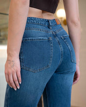 Cargar imagen en el visor de la galería, JEAN MOM FLARE RIGIDO TIRO ALTO 4279
