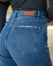 Cargar imagen en el visor de la galería, JEAN MOM FLARE RIGIDO TIRO ALTO 4276
