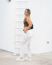 Cargar imagen en el visor de la galería, PANTALON  MOM FIT STRETCH TIRO ALTO MARFIL 4181
